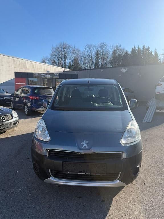 Gebraucht Peugeot TePee Active 92 PS (67 kW) 2013 Grau Limousine