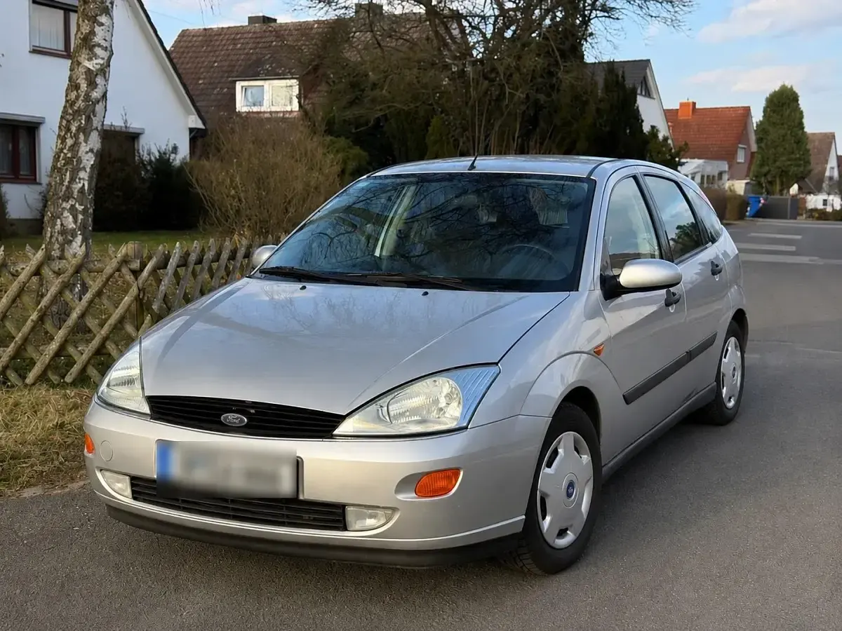 Używany Ford Focus Ghia 101 KM (74 kW) 2001 Srebrny Sedan/Limuzyna