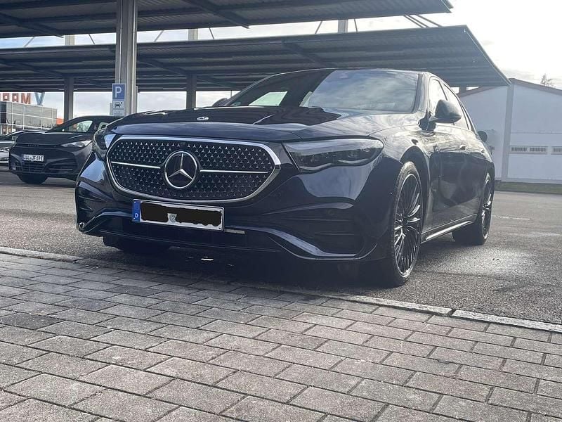 Schwarz Gebraucht 2025 Mercedes E450 AMG line Limousine | 99.850 € - Bild 1/4
