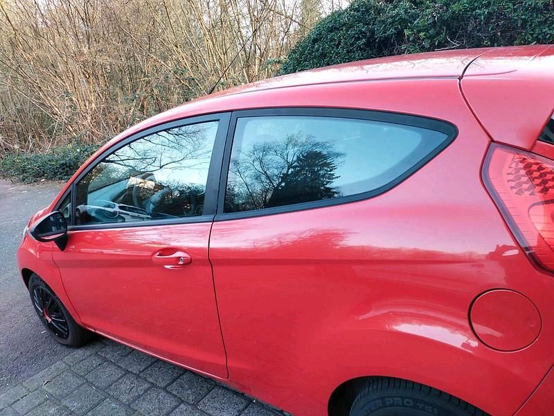 Gebraucht Ford Fiesta 60 PS (44 kW) 2014 Rot Kleinwagen