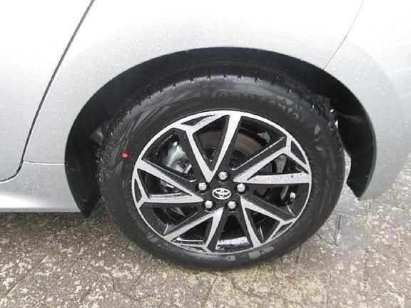 Gebraucht Toyota Yaris Hybrid Basis 116 PS (85 kW) 2022 Shimmering silver metallic Limousine