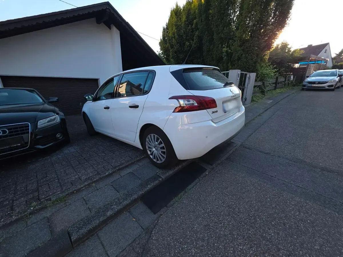 Gebraucht Peugeot 308 Access 125 PS (91 kW) 2014 Weiß Limousine