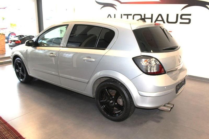 Gebraucht Opel Astra Edition 105 PS (77 kW) 2007 Pannacotta m2 Limousine