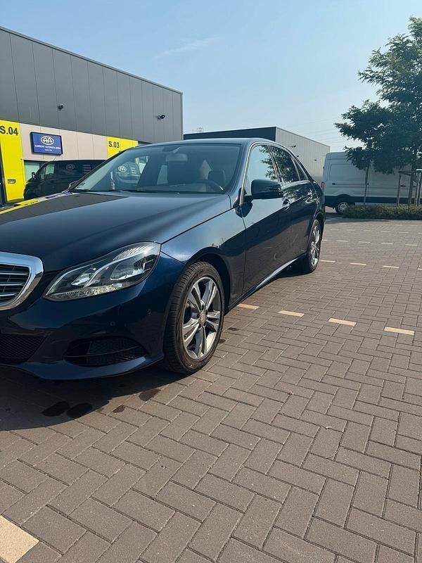 Gebraucht Mercedes E200 136 PS (100 kW) 2015 Blau Limousine