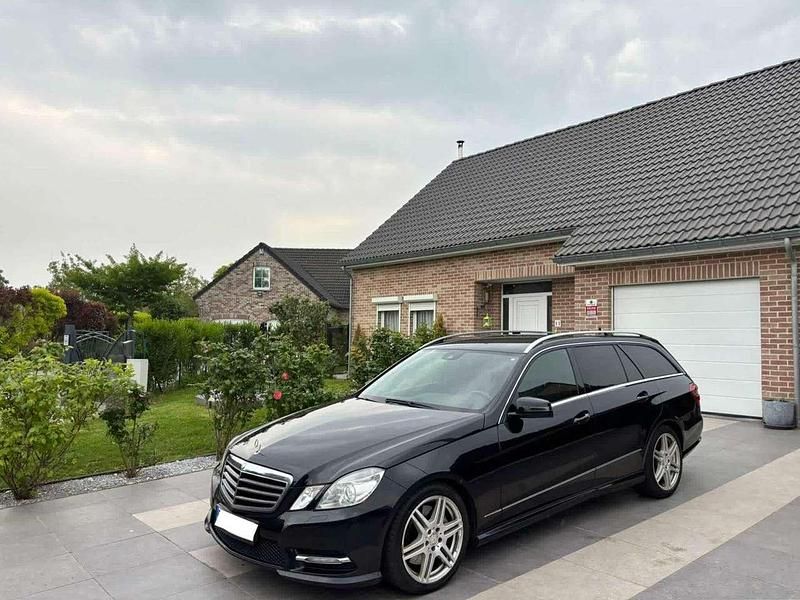 Schwarz Gebraucht 2013 Mercedes E220 Avantgarde Kombi | 13.550 € (Guter Preis) - Bild 1/4