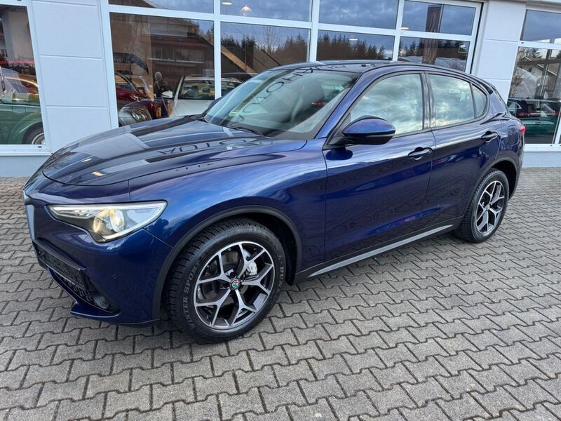Blau Gebraucht 2018 Alfa Romeo Stelvio Super SUV | 14.999 € (Fairer Preis) - Bild 1/4