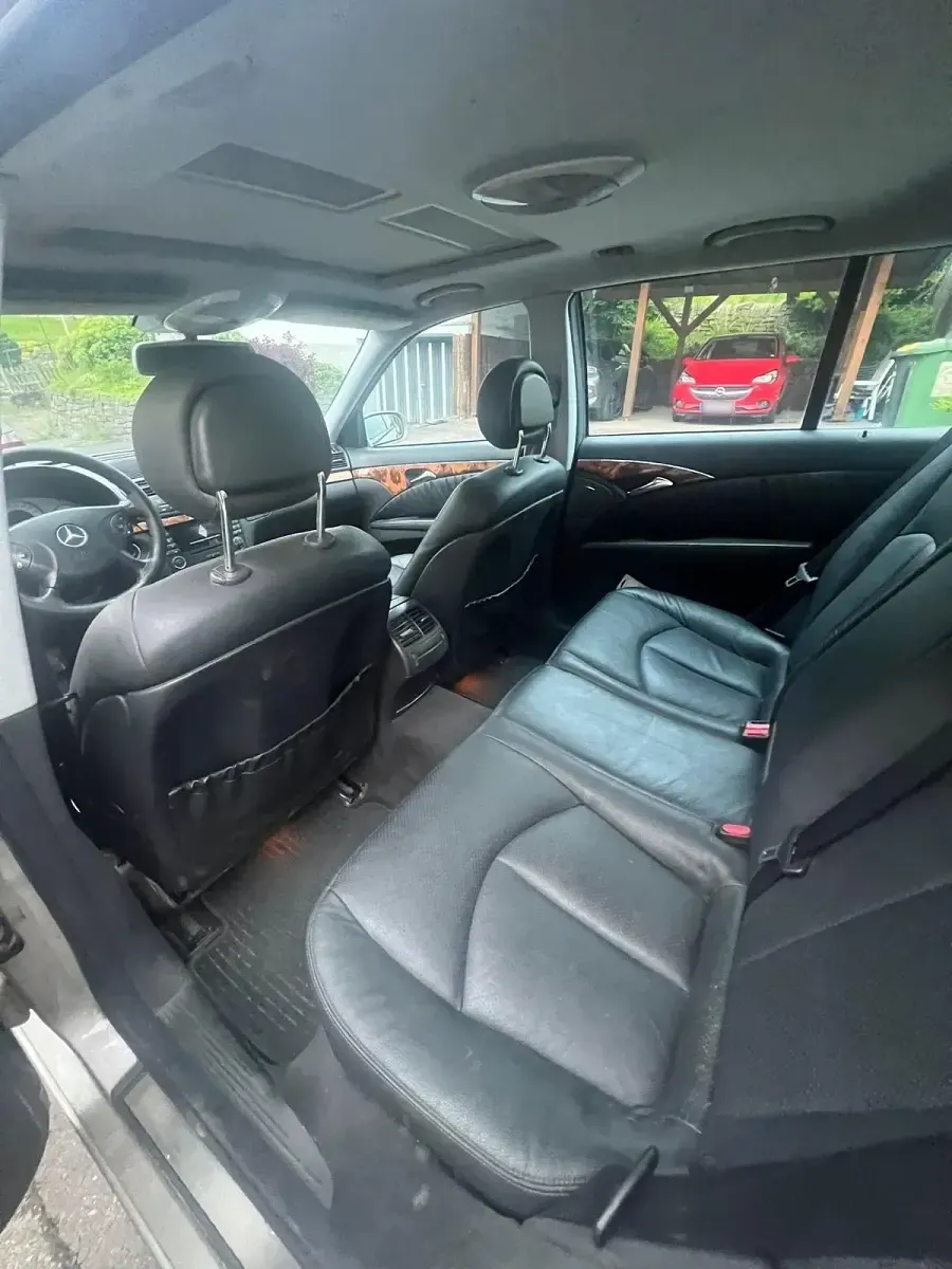 Usado Mercedes E220 150 CV (110 kW) 2004 Plateado Familiar
