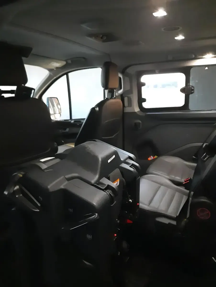 Gebraucht Ford Tourneo 180 PS (132 kW) 2018 Grau Van / Kleinbus