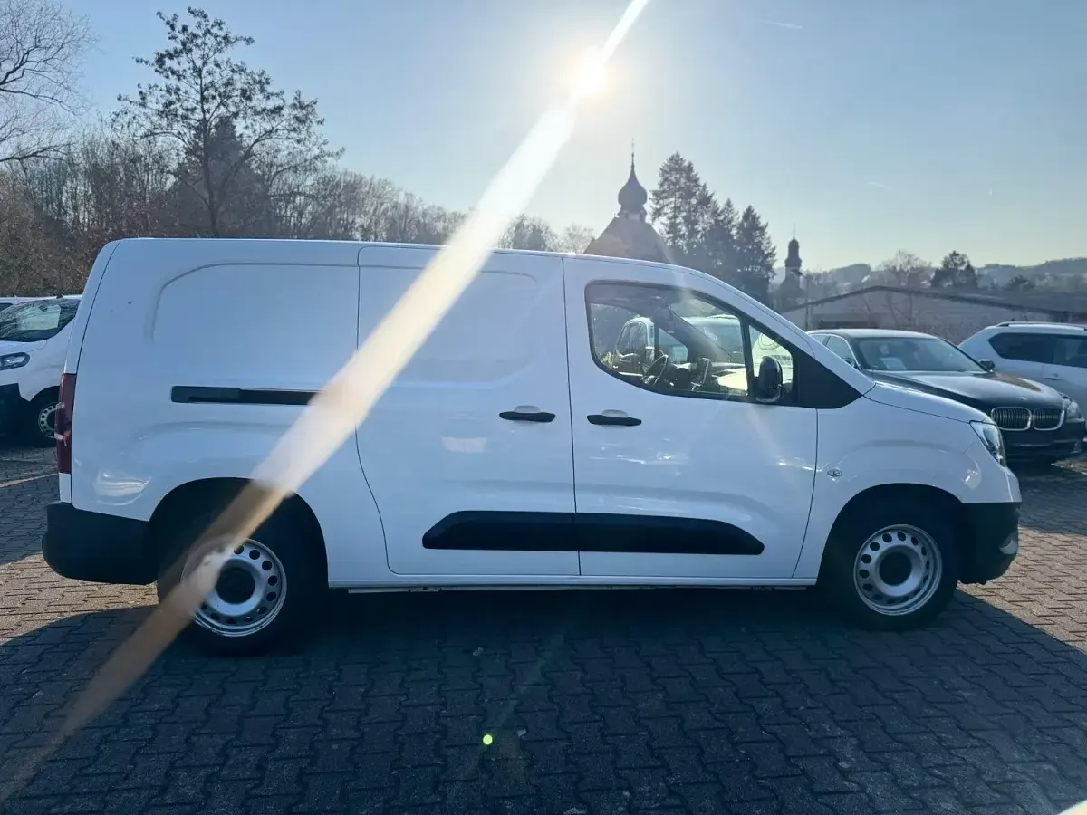 Używany Opel Combo Edition 102 KM (75 kW) 2022 Biały Minivan