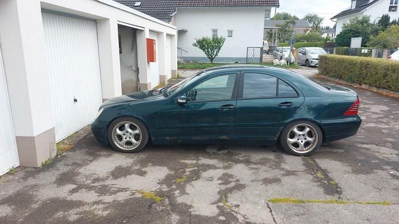 Grün Gebraucht 2002 Mercedes C180 Classic Limousine | 500 € (Superpreis) - Bild 1/4