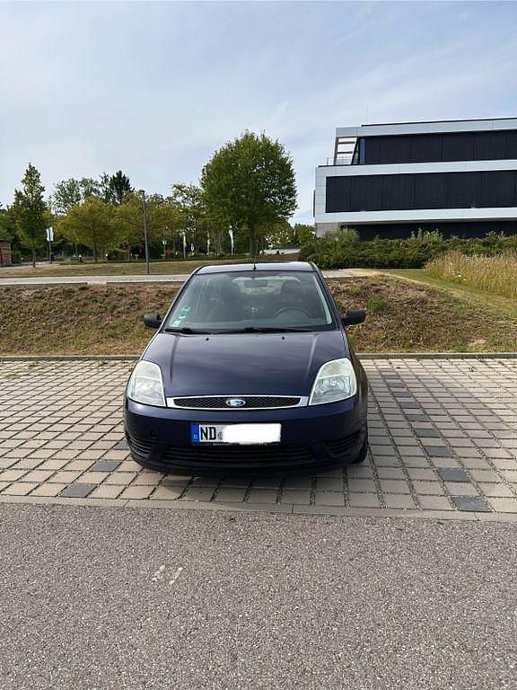 Blau Gebraucht 2004 Ford Fiesta Ambiente Kleinwagen | 1.800 € (Fairer Preis) - Bild 1/4