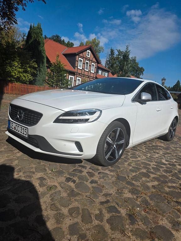 Schwarz Gebraucht 2018 Volvo V40 R-Design Kombi | 13.500 € (Fairer Preis) - Bild 1/4
