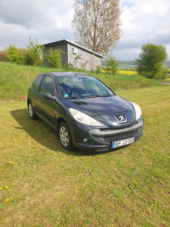 Grau Gebraucht 2011 Peugeot 206 Limousine | 2.250 € (Fairer Preis) - Bild 1/4