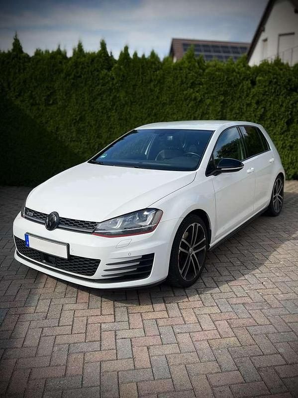Weiß Gebraucht 2015 VW Golf VII Sportline Limousine | 12.990 € (Fairer Preis) - Bild 1/4