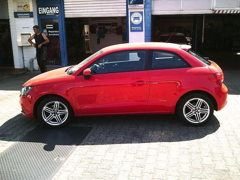 Gebraucht Audi A1 Attraction 86 PS (63 kW) 2011 Misanorot perleffekt Kleinwagen