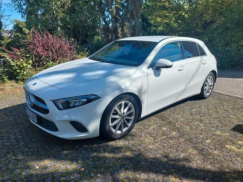 Weiß Gebraucht 2019 Mercedes A180 Progressive Limousine | 19.900 € (Guter Preis) - Bild 1/4