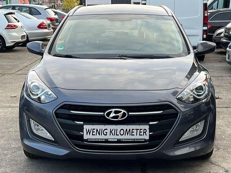 Grau Gebraucht 2015 Hyundai i30 Trend Kombi | 7.799 € (Fairer Preis) - Bild 1/4