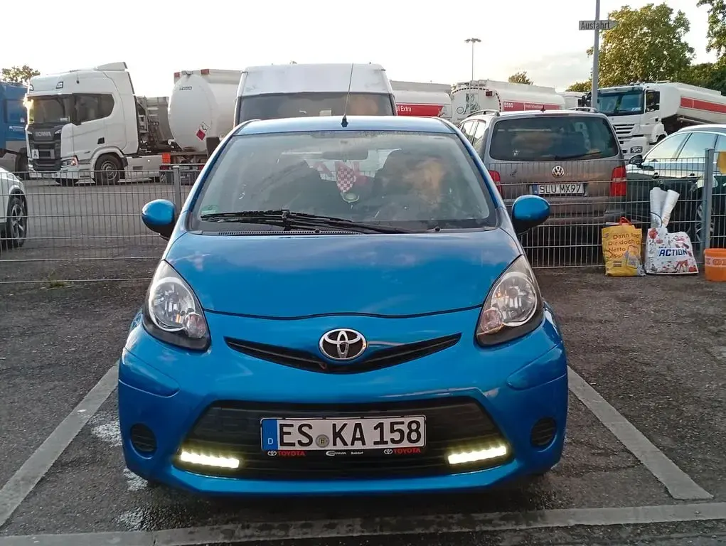 Gebraucht Toyota Aygo Connect Style 68 PS (50 kW) 2012 Blau Kleinwagen