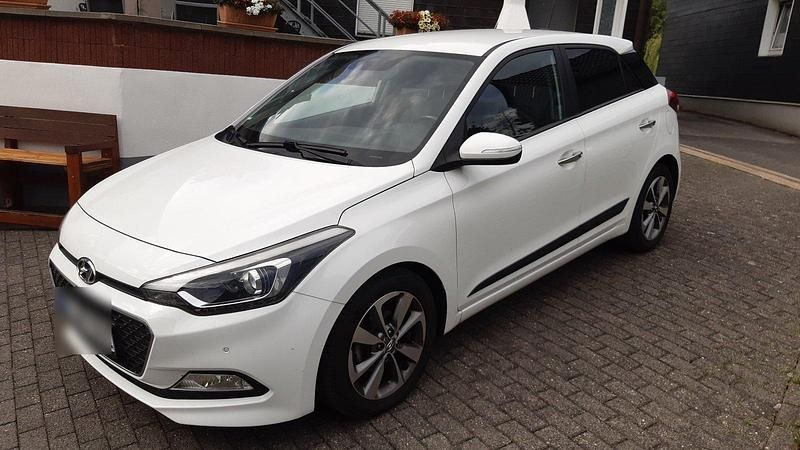 Weiß Gebraucht 2017 Hyundai i20 Style Limousine | 8.900 € (Guter Preis) - Bild 1/4
