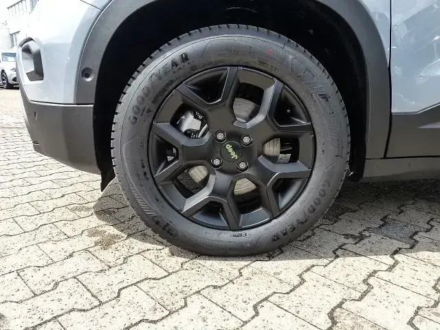 Gebraucht Jeep Avenger Overland 136 PS (100 kW) 2025 Storm grey mit dach in volcano black SUV