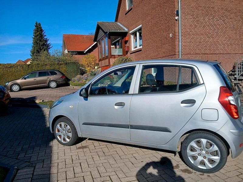 Gebraucht Hyundai i10 Edition 69 PS (50 kW) 2011 Silber Kleinwagen