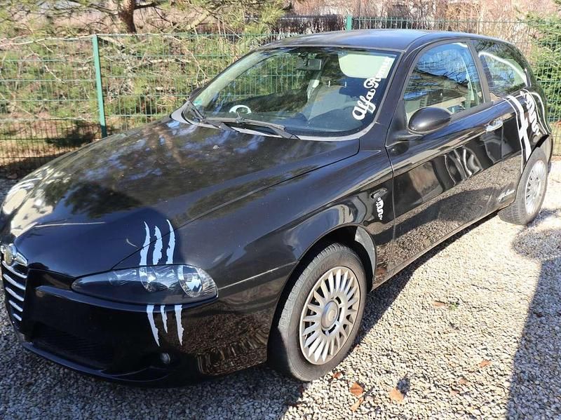 Schwarz Gebraucht 2005 Alfa Romeo 147 Kleinwagen | 388 € - Bild 1/4