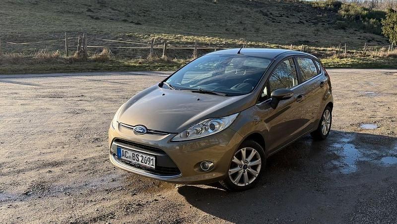 Gebraucht Ford Fiesta Titanium 82 PS (60 kW) 2012 Braun Kleinwagen