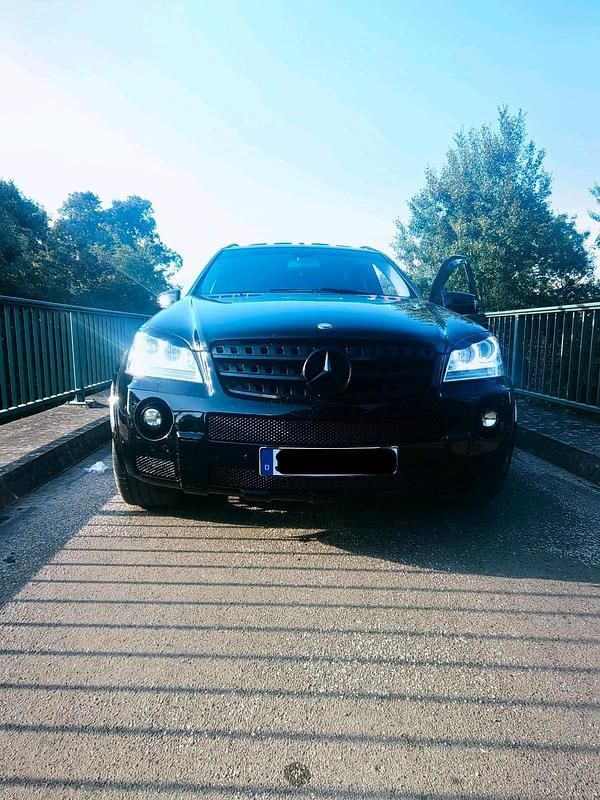 Schwarz Gebraucht 2007 Mercedes ML63 AMG AMG SUV | 27.000 € - Bild 1/4