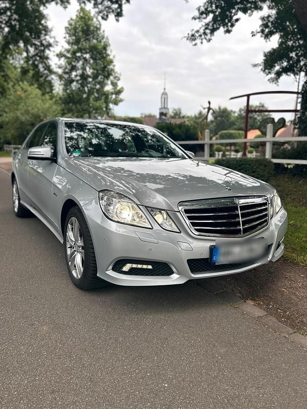 Silber Gebraucht 2009 Mercedes E200 Avantgarde Limousine | 12.990 € (Guter Preis) - Bild 1/4