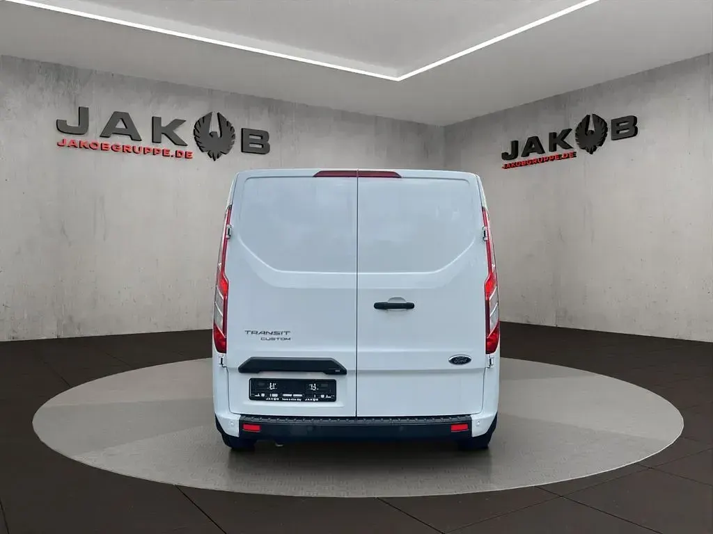 Używany Ford 300 Trend 105 KM (77 kW) 2022 Biały Minivan