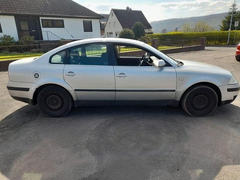 Używany VW Passat Basis 102 KM (75 kW) 2001 Srebrny Sedan/Limuzyna