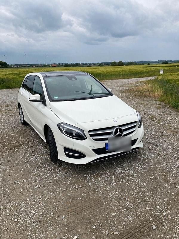 Weiß Gebraucht 2017 Mercedes B180 Urban Van / Kleinbus | 16.900 € (Guter Preis) - Bild 1/4