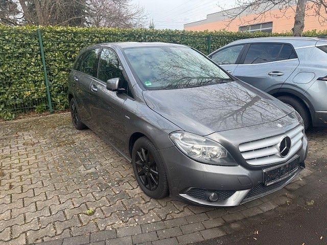 Gebraucht Mercedes B180 122 PS (89 kW) 2012 Grau Van / Kleinbus