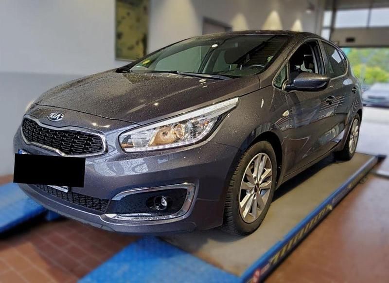 Grau Gebraucht 2016 Kia Ceed Limousine | 10.490 € (Fairer Preis) - Bild 1/4