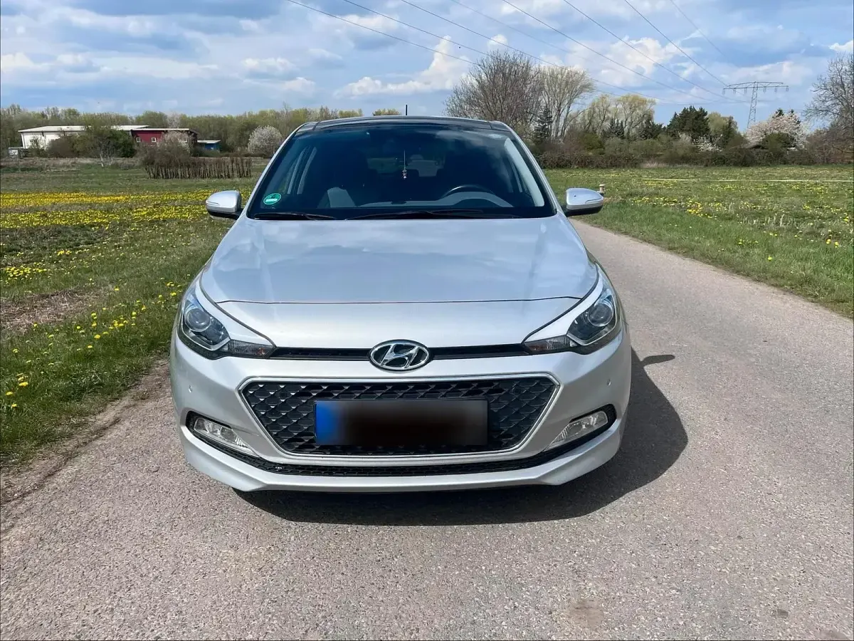 Gebraucht Hyundai i20 100 PS (73 kW) 2014 Silber Kleinwagen
