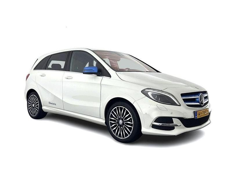 Weiß Gebraucht 2015 Mercedes B Electric Drive Van / Kleinbus | 8.445 € - Bild 1/4