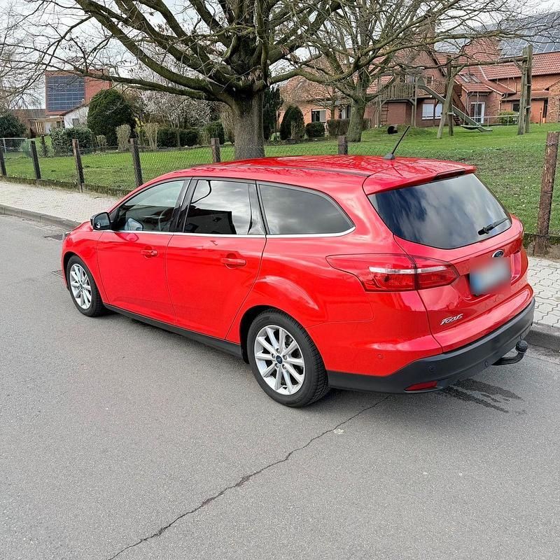 Gebraucht Ford Focus Titanium 120 PS (88 kW) 2018 Rot Kombi