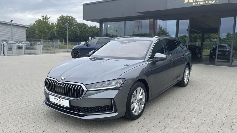 Grau Neu 2025 Skoda Superb Selection Kombi | 46.985 € - Bild 1/4