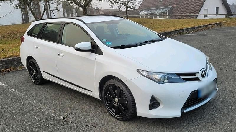 Gebraucht Toyota Auris 99 PS (72 kW) 2015 Weiß Limousine
