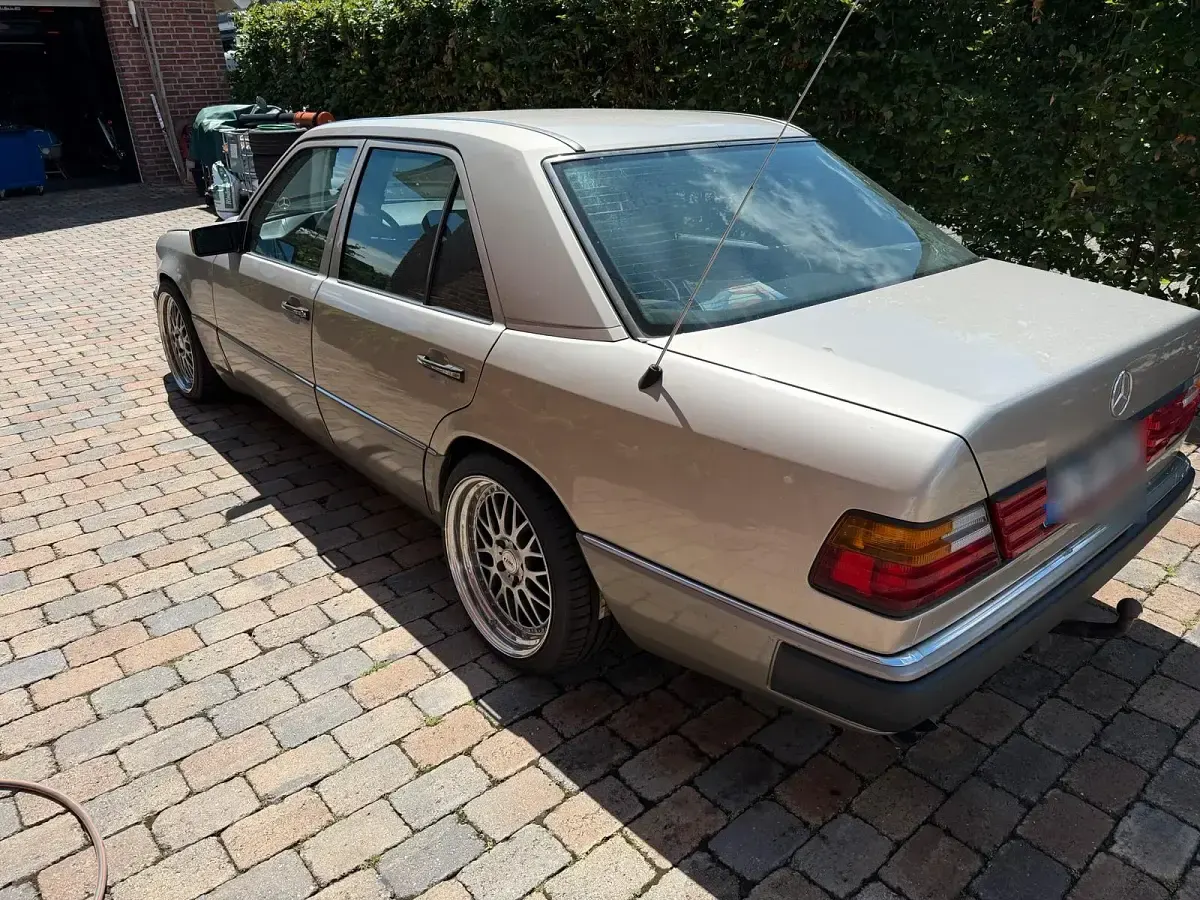 Gebraucht Mercedes E260 160 PS (117 kW) 1992 Gold Limousine