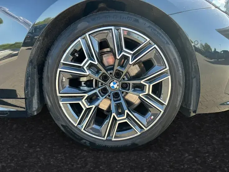 Gebraucht BMW 520 M Sport 197 PS (144 kW) 2025 Saphirschwarz metallic Limousine