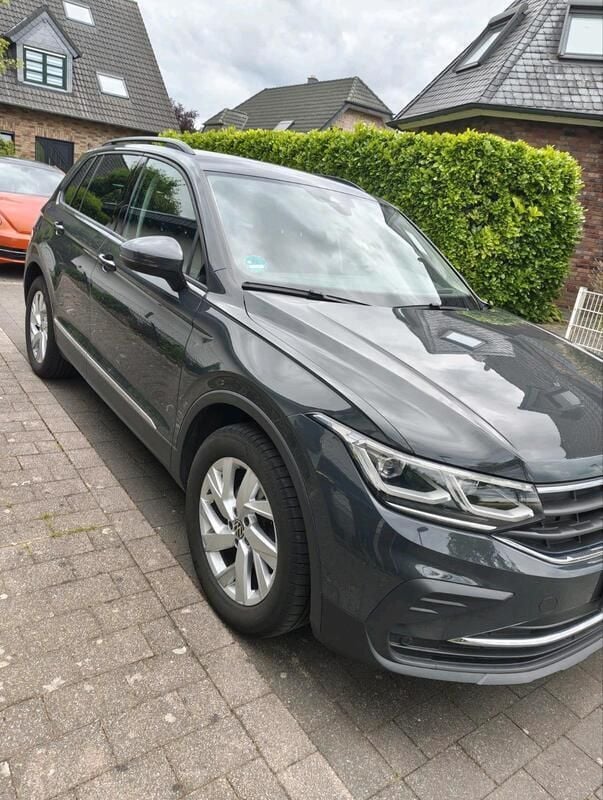 Grau Gebraucht 2020 VW Tiguan Life SUV | 25.900 € (Superpreis) - Bild 1/4
