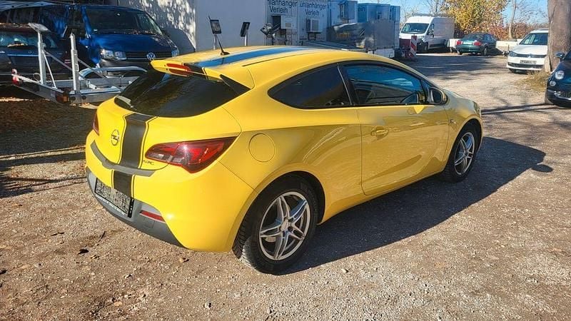 Gebraucht Opel Astra GTC Edition 140 PS (102 kW) 2012 Gelb Limousine