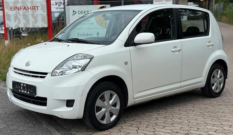 Weiß Gebraucht 2010 Daihatsu Sirion Kleinwagen | 2.999 € (Fairer Preis) - Bild 1/4