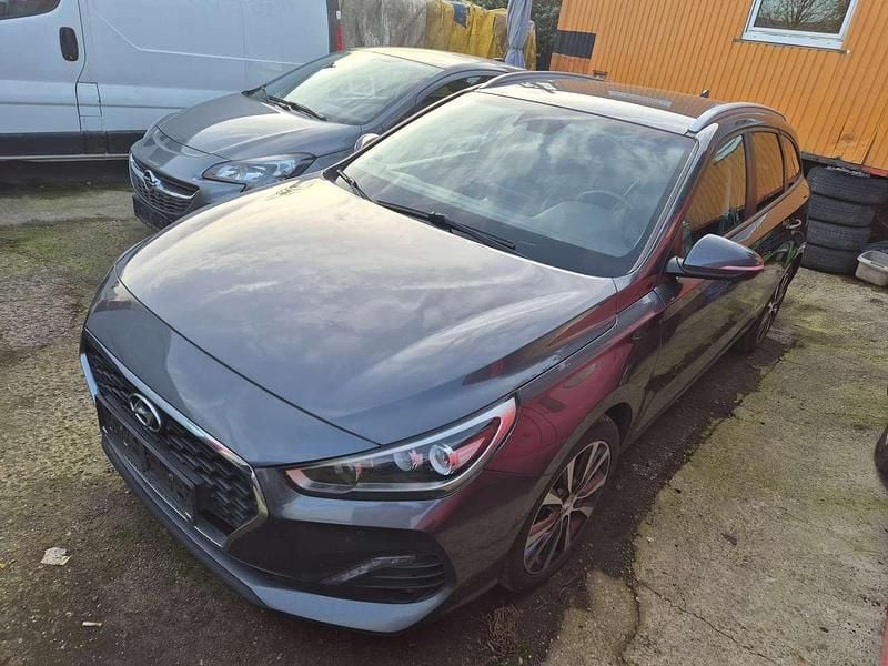 Gebraucht Hyundai i30 Select 116 PS (85 kW) 2019 Grau Kombi