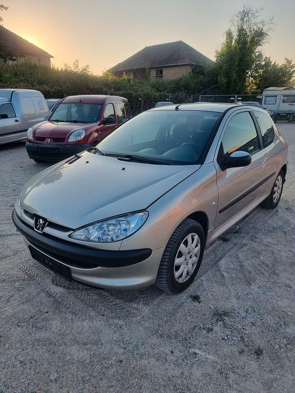 Grau Gebraucht 2005 Peugeot 206 Limousine | 1.999 € (Guter Preis) - Bild 1/4