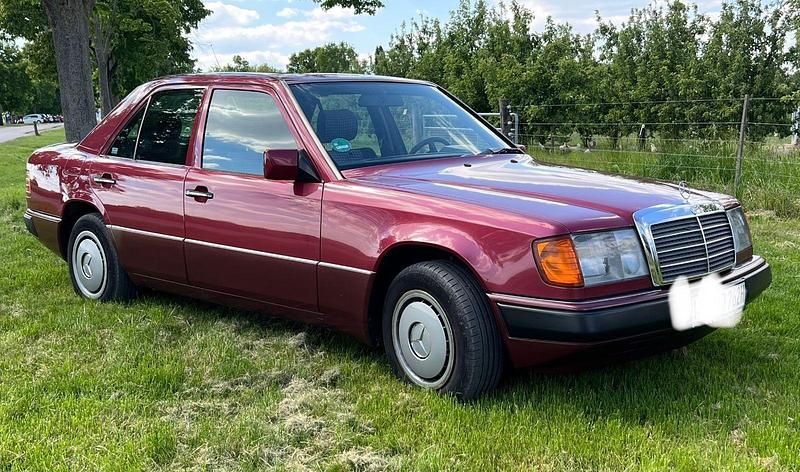 Gebraucht Mercedes 200 118 PS (86 kW) 1991 Rot Limousine