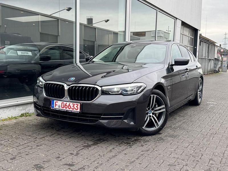 Grau Gebraucht 2022 BMW 530e Sport Line Limousine | 29.599 € (Fairer Preis) - Bild 1/4