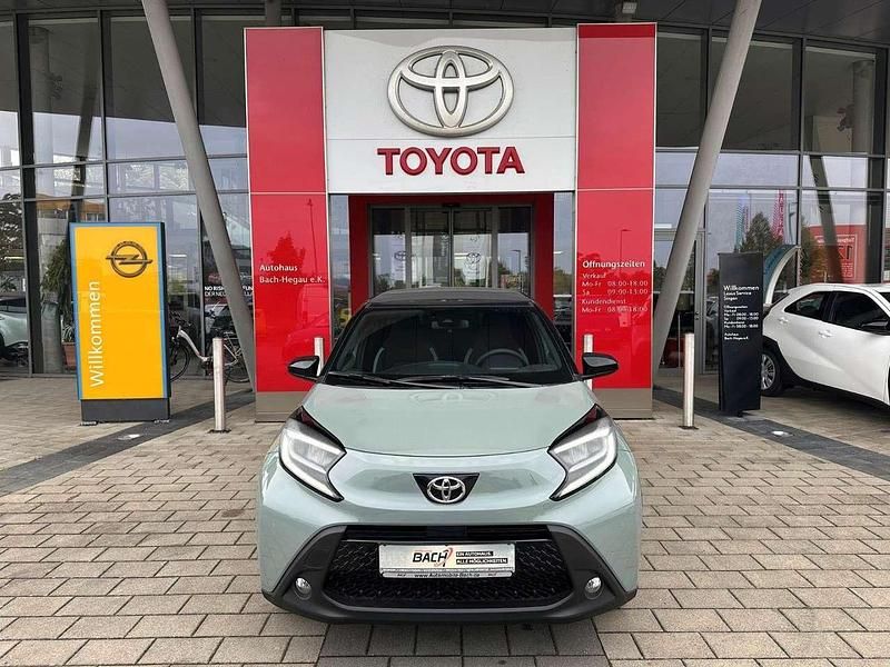 Neu Toyota Aygo X 72 PS (52 kW) 2025 Urban khaki / black mica SUV