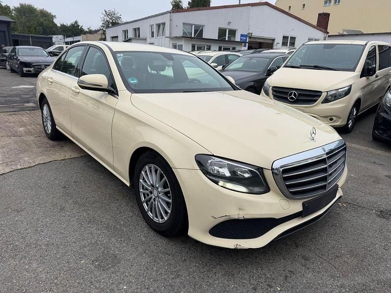 Beige Gebraucht 2018 Mercedes E200 Limousine | 8.350 € - Bild 1/4